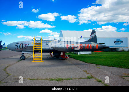 WINDSOR, Canada - 10 settembre 2016: Vista di vintage aviogetti in mostra al Windsor Aviation Museum, presi in Windsor, Ontario. Foto Stock