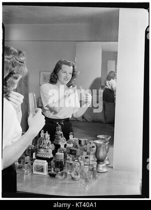 Questa fotografia cattura Jo Stafford, una cantante americana, intorno al luglio 1946, scattata dal famoso fotografo William P. Gottlieb. Stafford era nota per il suo stile vocale liscio, che l'ha aiutata a diventare una delle principali cantanti femminili nell'era post-bellica. Foto Stock