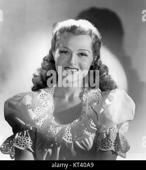 Jo Stafford, una cantante americana, vista in una fotografia del 1948. Nota per la sua voce liscia e la sua versatilità in generi che vanno dal pop al jazz, Stafford era una figura popolare nella musica della metà del XX secolo. Foto Stock