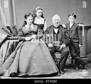 Questa fotografia, scattata da Brady-Handy, mostra Julia Grant con la sua famiglia. Julia Grant era la moglie di Ulysses S. Grant, il diciottesimo presidente degli Stati Uniti, e l'immagine cattura un momento nella vita della famiglia Grant. Foto Stock