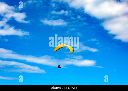 Parapendio volare da soli con il blu del cielo in background Foto Stock