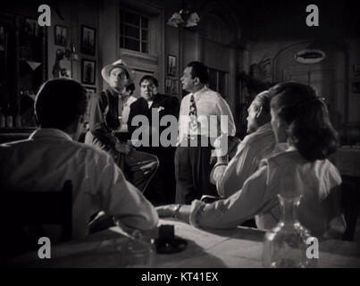 Il trailer del film del 1948 *Key largo* introduce gli spettatori a questo classico thriller poliziesco. Interpretato da Humphrey Bogart e Lauren Bacall, si svolge in un hotel delle Florida Keys, dove un gruppo di estranei viene tenuto in ostaggio da criminali durante una tempesta. Foto Stock