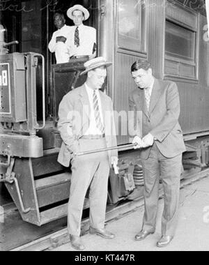 Lou Gehrig e Babe Ruth New York Yankees in piedi di fronte a un treno passeggeri auto in una stazione ferroviaria Foto Stock