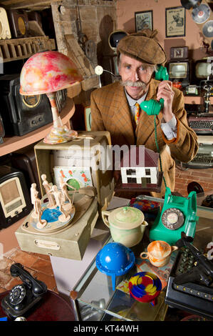 La Bakelite Museum di Williton, Somerset REGNO UNITO, con proprietario Patrick Cook Foto Stock