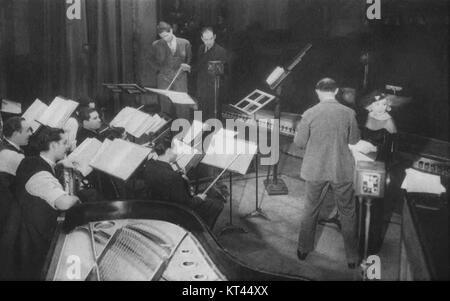 Mae West è apparsa al programma radiofonico Rudy VallÃ©e Hour nel novembre 1933, mostrando il suo talento comico e la sua personalità accattivante. Questo aspetto ha consolidato il suo posto come figura chiave nei primi spettacoli radiofonici. Foto Stock