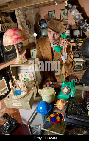 La Bakelite Museum di Williton, Somerset REGNO UNITO, con proprietario Patrick Cook Foto Stock