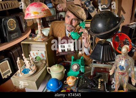 La Bakelite Museum di Williton, Somerset REGNO UNITO, con proprietario Patrick Cook Foto Stock