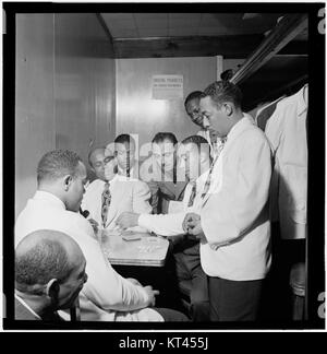 (Ritratto di Al Sears, Shelton Hemphill, Junior Raglin, Django Reinhardt, Lawrence Brown, Harry Carney, e Johnny Hodges, Acquario, New York, N.Y., ca. Nov. 1946) (4843127353) Foto Stock