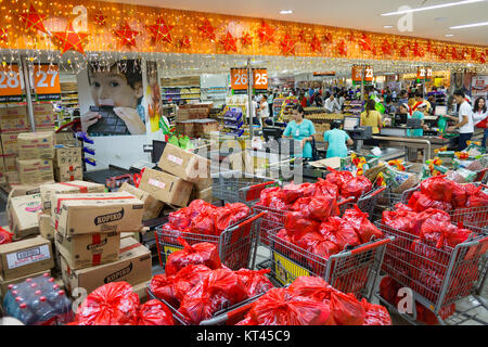 Piena carrelli della spesa entro la metropolitana shopping mall,Ayala Center,Cebu City, Filippine Foto Stock