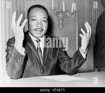 Questa iconica immagine del Dr. Martin Luther King Jr. Fa parte della collezione New York World-Telegram & Sun. Il Dr. King era un leader del movimento americano per i diritti civili ed è ricordato per il suo ruolo nel sostenere l'uguaglianza razziale e la giustizia sociale durante gli anni '1960 Foto Stock