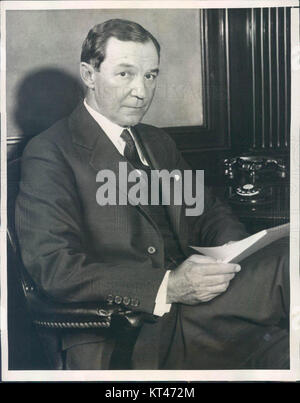 L'immagine di Melvin Trayor al Drake Hotel davanti alla Convention Nazionale Democratica (DNC) del 1932 cattura un momento di anticipazione politica durante questo evento fondamentale nella storia degli Stati Uniti. Foto Stock