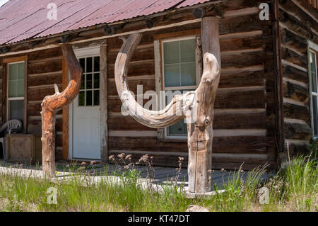 Il portico di una cabina nella vecchia città mineraria di Warren, Idaho in montagna Foto Stock