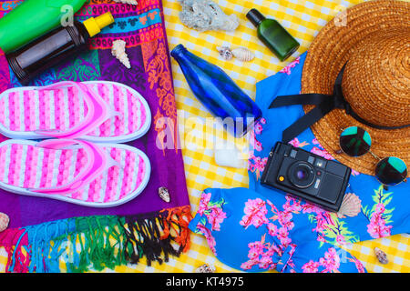 Tempo di spiaggia viaggio estivo Kit dotato di traversine bikini, radio, lozione solare, lozione, cappello e fotocamera Foto Stock