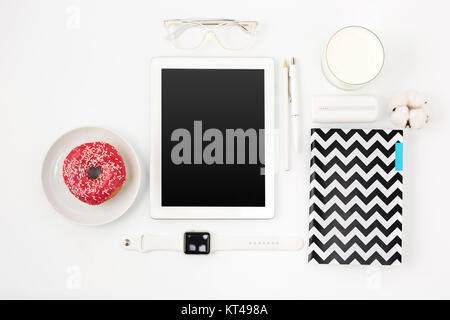 Vista superiore del bianco tavola per ufficio con computer portatile Foto Stock