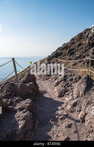 Il sentiero intorno al cratere del Vesuvio Foto Stock