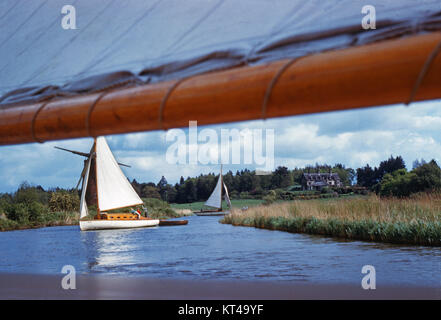 Navigando sul fiume Ant, Norfolk, Inghilterra, 1961 Foto Stock