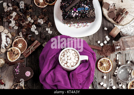 Tazza di cioccolata calda sul tavolo con dolci e cioccolatini Foto Stock