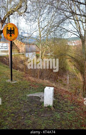 Il villaggio di Železná Ruda (Markt Eisenstein), Repubblica ceca, al confine con la Baviera: il valico di frontiera a la divisa della stazione ferroviaria Foto Stock