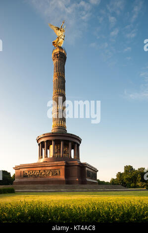 La Colonna della Vittoria con Angelo dorato sulla parte superiore. Berlino, Germania Foto Stock