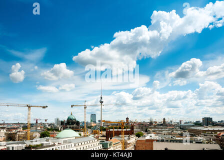 Bird vista sul centro di Berlino verso la Cattedrale di Berlino e Alexanderplatz con la torre della TV Foto Stock