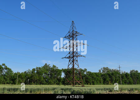 La costruzione di una linea elettrica ad alta tensione. Foto Stock