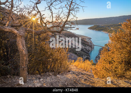 Verdon fiume scorre in un lago artificiale di Sainte-Croix-du-Verdon, Francia meridionale Foto Stock