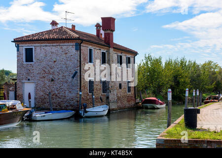 Il vecchio edificio senza intonaco su superficie esterna lungo il canale principale dell isola di Torcello, laguna di Venezia, Italia Foto Stock