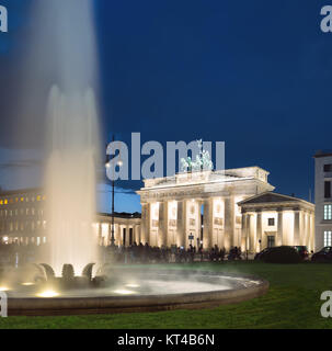 La Porta di Brandeburgo (Brandenburger Tor) di Berlino di notte Foto Stock