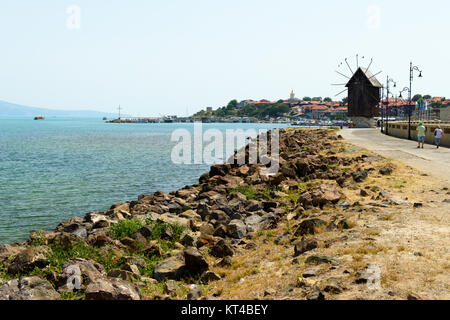 Il mulino a vento di legno sull'istmo di Nesebar che collega la terraferma e la città vecchia sulla penisola, Nesebar, Bulgaria Foto Stock