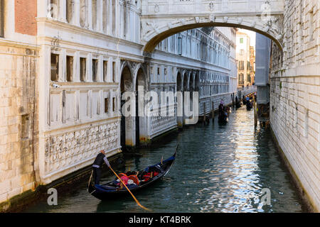 Gondolieri vela loro gondole sul piccolo canale di Venezia, Veneto, Italia Foto Stock