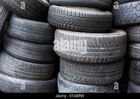 Pneumatici per la vendita in un negozio di pneumatici - pile di vecchi pneumatici usati Foto Stock