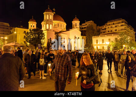 I cristiani ortodossi nella Santa Notte di venerdì, passeggiate intorno alla chiesa e tenendo acceso candele, Salonicco, Grecia Foto Stock