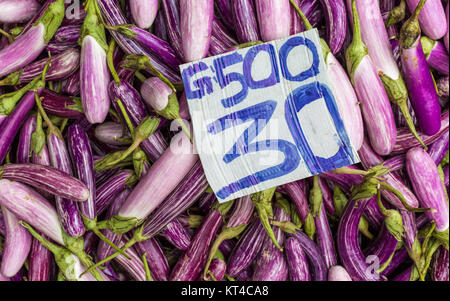 Primo piano di melanzane su mercato ortofrutticolo, Kandy, Sri Lanka. Foto Stock