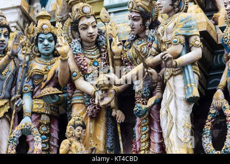 Primo piano i dettagli sulla torre di un tempio indù dedicato a Shiva in Colombo, Sri Lanka. Foto Stock