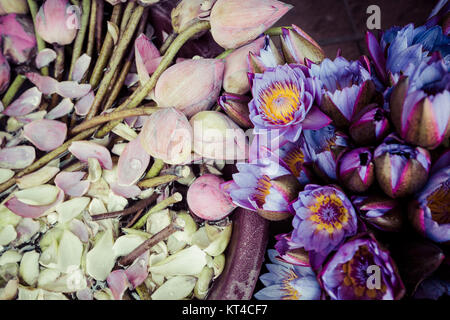 Fiori venduto per essere utilizzato come offerta di fronte al Tempio della Reliquia del Dente di Kandy (Sri Lanka). Foto Stock