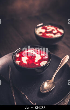 Il latte di riso con salsa di lamponi e vaniglia Foto Stock