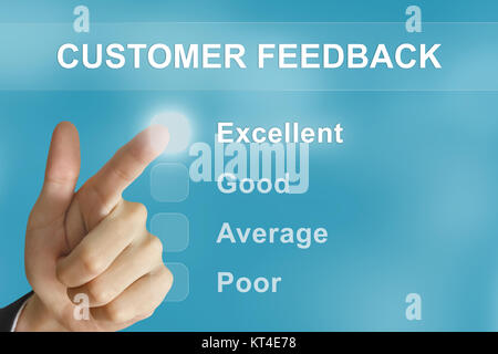 Business mano spingendo il feedback del cliente il pulsante Foto Stock