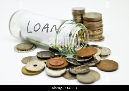 Etichetta di prestito in un vasetto di vetro con monete fuoriuscita Foto Stock