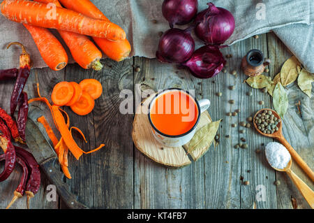 Succo di frutta fresco nella tazza di ferro Foto Stock