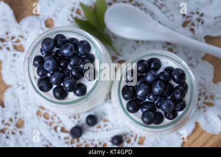 Sana colazione o spuntino mattutino con semi di chia budino alla vaniglia e mirtilli. cibo vegetariano, la dieta e il concetto di salute Foto Stock