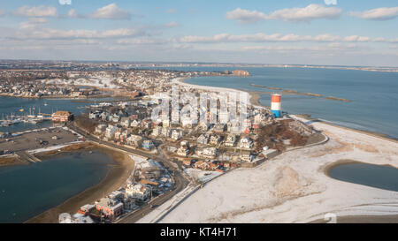 Vista aerea del New England città y sul mare Foto Stock