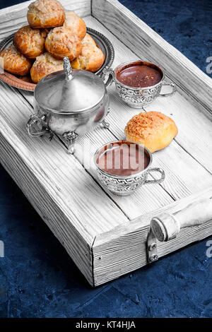 Profiterole fatti in casa e dessert tazza di cioccolata calda Foto Stock