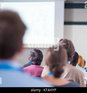 Il pubblico in sala che partecipano a conferenze di affari. Foto Stock