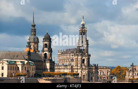 Dresden, Germania. Hofkirche e Residenzschloss torri sotto il cielo drammatico in autunno Foto Stock
