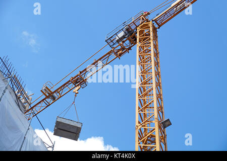Sito in costruzione di gru su sfondo cielo Foto Stock