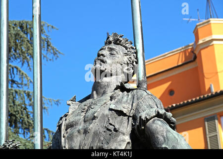 La statua di ferro l'uomo antico cavaliere Foto Stock