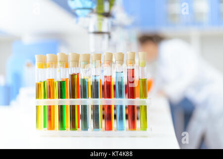 Vista ravvicinata di tubi di test con reagenti sul tavolo bianco in laboratorio Foto Stock