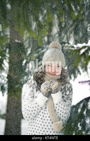 Felice,bellissima, sorridente, grazioso, giovane, attraente, Pretty girl, donna, femmina, adulto, modello signora in bianco, inverno, congelate, boschi innevati, fiocchi di neve, abete, ritratto, natura, bellezza, sorriso, faccia freddo, neve, close-up, ghiaccio. Foto Stock