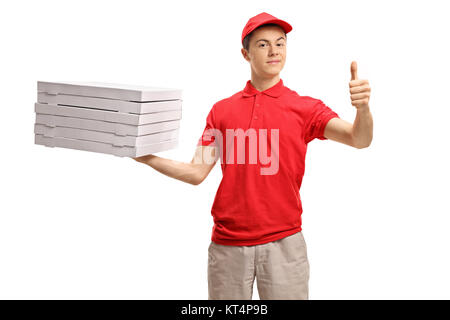 Teenage consegna pizza ragazzo una catasta di scatole per pizza e facendo un pollice in alto segno isolato su sfondo bianco Foto Stock