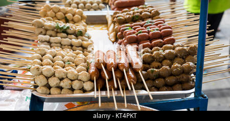 Grigliata di salsicce tailandese sul fornello in barca al mercato tradizionale, Thailandia Foto Stock